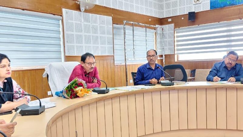 25 सूत्रीय कार्यक्रम की समीक्षा में सीडीओ अशोक जोशी सख्त, समय पर पोर्टल अपडेट करने के निर्देश