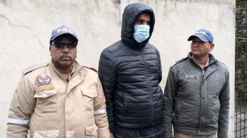 केदारनाथ धाम में खुद को IRCTC एजेंट बताकर यात्रियों को VIP दर्शन का झांसा देकर धोखाधड़ी करने वाला अभियुक्त गिरफ्तार
