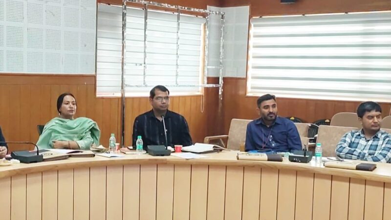 ‎जरूरतमंद मेधावी बालिकाओं को आगे की पढ़ाई के लिए आर्थिक सहायता प्रदान करें – सीडीओ अशोक जोशी