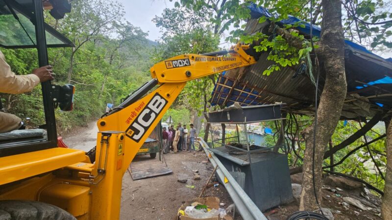 CM धामी के निर्देशों पर पौड़ी में अतिक्रमण हटाओ अभियान तेज, कई क्षेत्रों से हटाए गए अवैध कब्जे