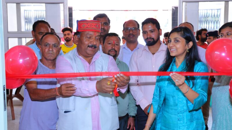 कंडोलिया इंडोर स्टेडियम खिलाड़ियों को समर्पित, MLA और DM ने बैडमिंटन खेलकर किया शुभारंभ