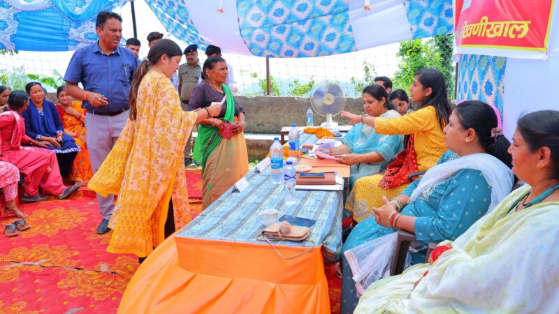दूरस्थ मेंदणी गांव पहुंचीं डीएम स्वाति एस. भदौरिया; पेयजल, स्वास्थ्य और विकास कार्यों पर दिए सख्त निर्देश