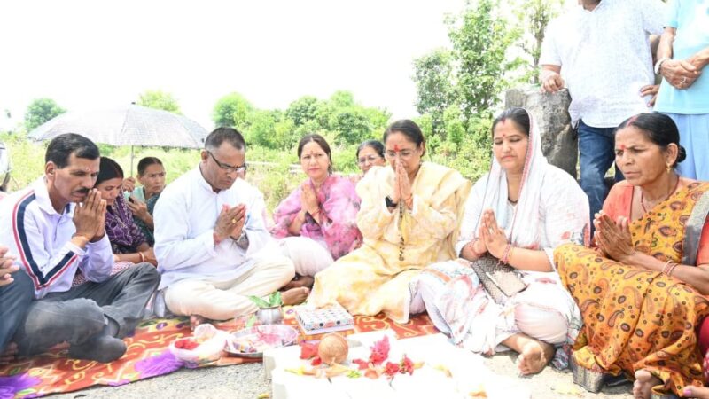 कोटद्वार : 20 वर्षों का इंतजार खत्म, ग्राम रामदयालपुर में नवनिर्मित इंटरलॉकिंग टाइल्स मार्ग का विधानसभा अध्यक्षा ने किया लोकार्पण