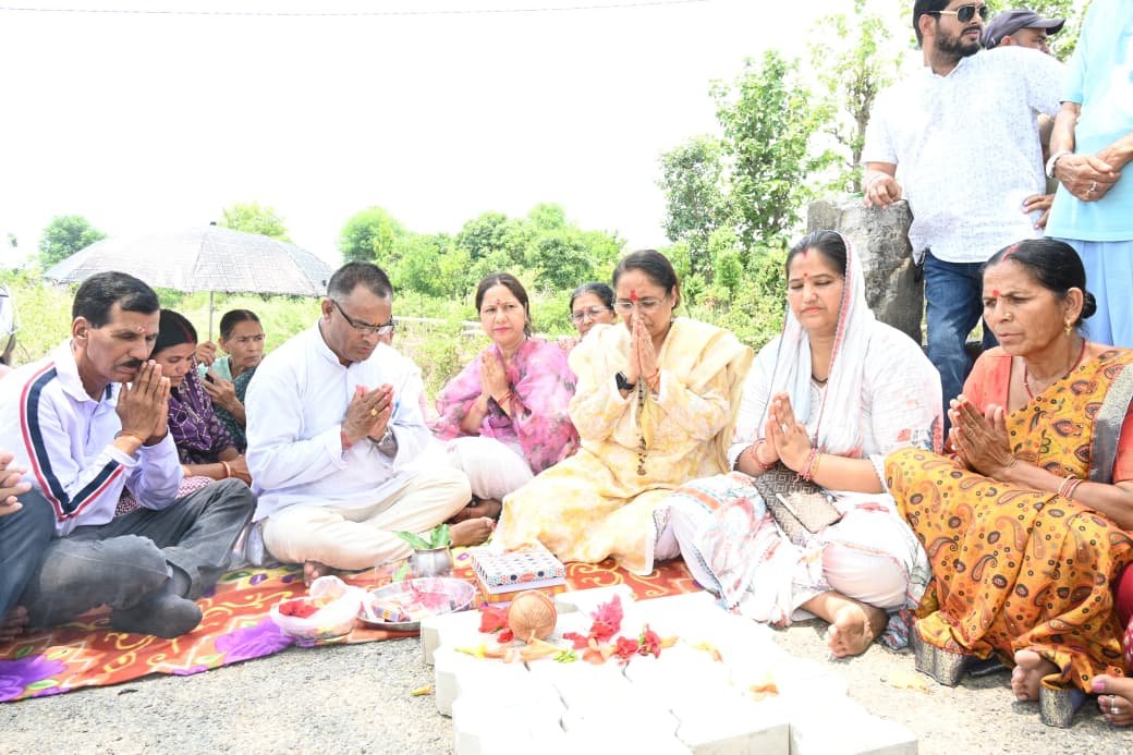 कोटद्वार : 20 वर्षों का इंतजार खत्म, ग्राम रामदयालपुर में नवनिर्मित इंटरलॉकिंग टाइल्स मार्ग का विधानसभा अध्यक्षा ने किया लोकार्पण