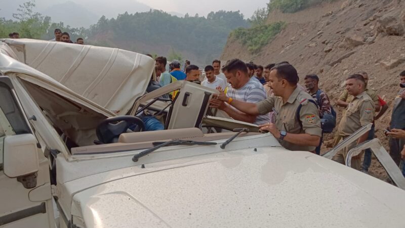 धारी देवी जा रहे श्रद्धालुओं की बोलेरो पर गिरा बोल्डर, एक की मौत, दो घायल