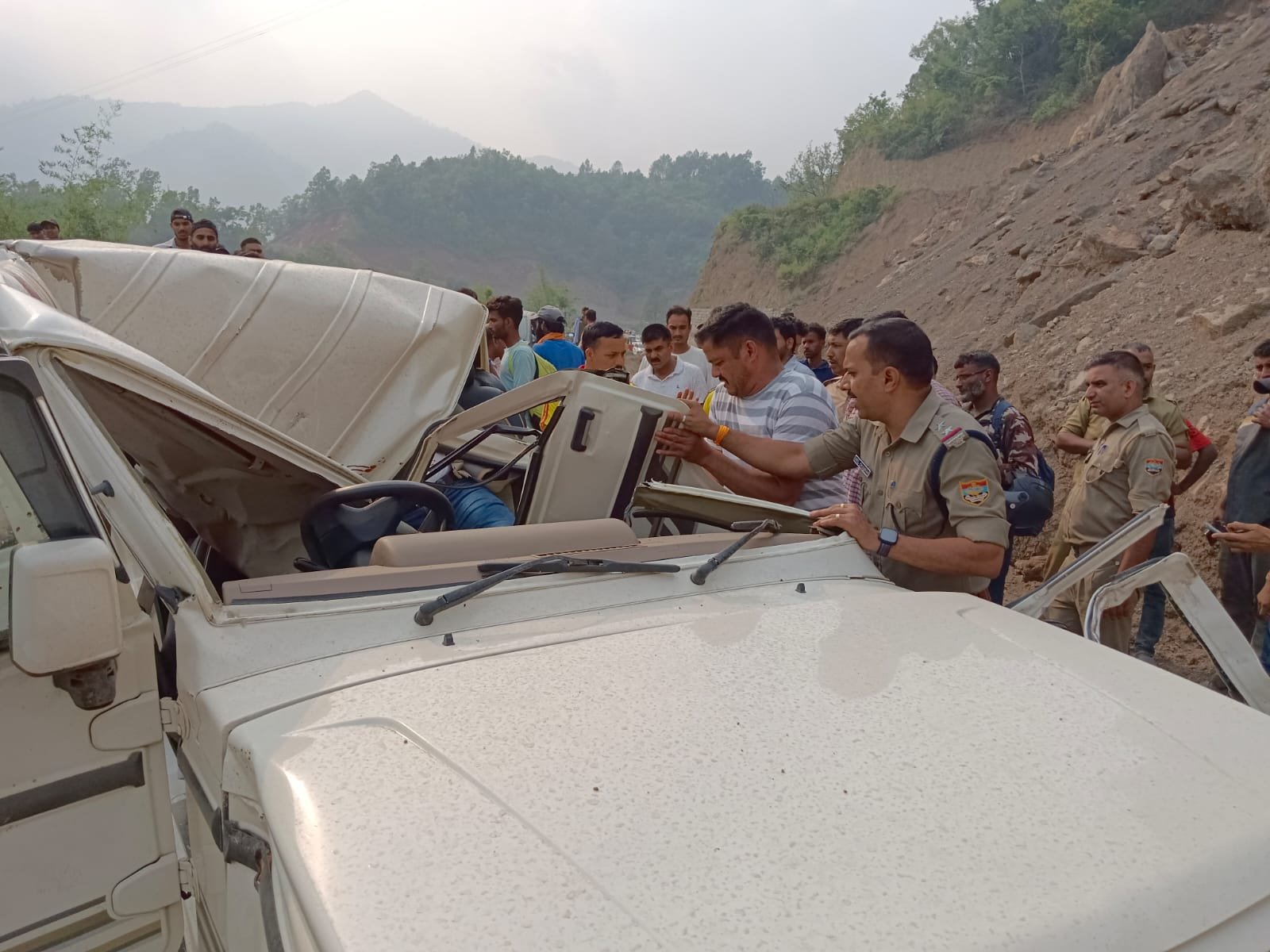 धारी देवी जा रहे श्रद्धालुओं की बोलेरो पर गिरा बोल्डर, एक की मौत, दो घायल