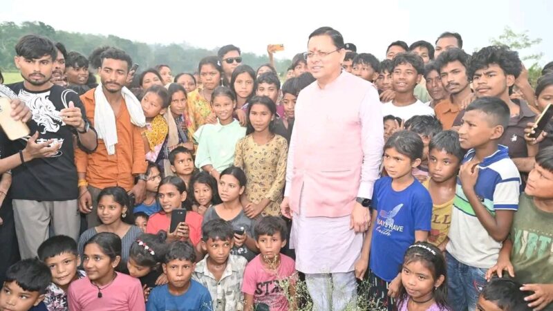 सीएम धामी को अपने बीच पाकर बच्चे हुए उत्साहित, जमकर खिंचवाईं तस्वीरें