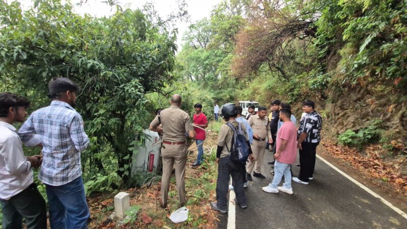 कोटद्वार-पुलिंडा मार्ग पर बड़ा हादसा टला, खाई में पेड़ पर अटकी कार से दो युवाओं को पुलिस ने सकुशल निकाला