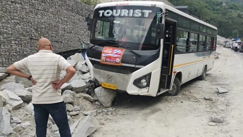 बद्रीनाथ धाम से लौट रही तीर्थयात्रियों की बस के ब्रेक फेल, लामबगड़ में चट्टान से टकराई; दो यात्री घायल