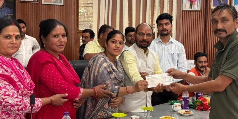 आपदा प्रभावितों को राहत की बड़ी सौगात, 80 व्यवसायियों को मिली 52.95 लाख की सहायता