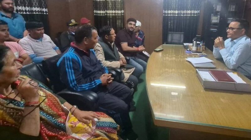 पेयजल किल्लत पर फूटा भूतपूर्व सैनिकों का गुस्सा, एसडीएम दफ्तर मे जताई नाराजगी..