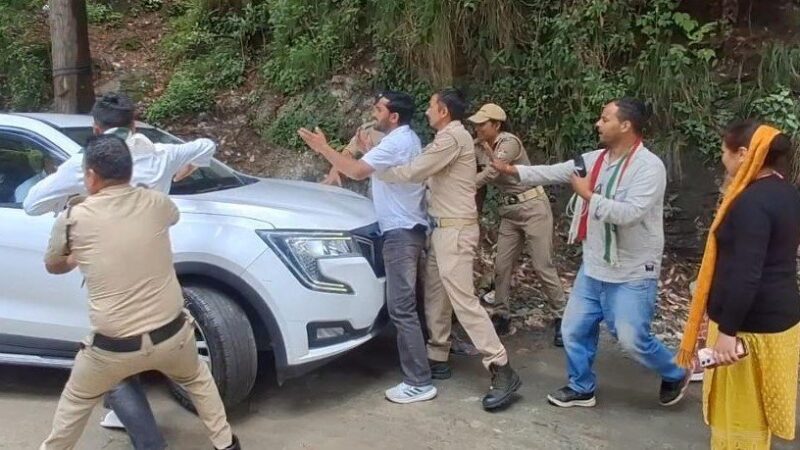 उक्रांद ने रोका महेंद्र भट्ट का काफिला, स्थानीय मुद्दों और कर्णप्रयाग घटना पर मांगा जवाब