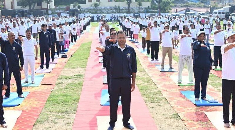 बदरीनाथ से गौचर तक योग दिवस की धूम, गोपेश्वर में लोगों ने किया सामूहिक योगाभ्यास