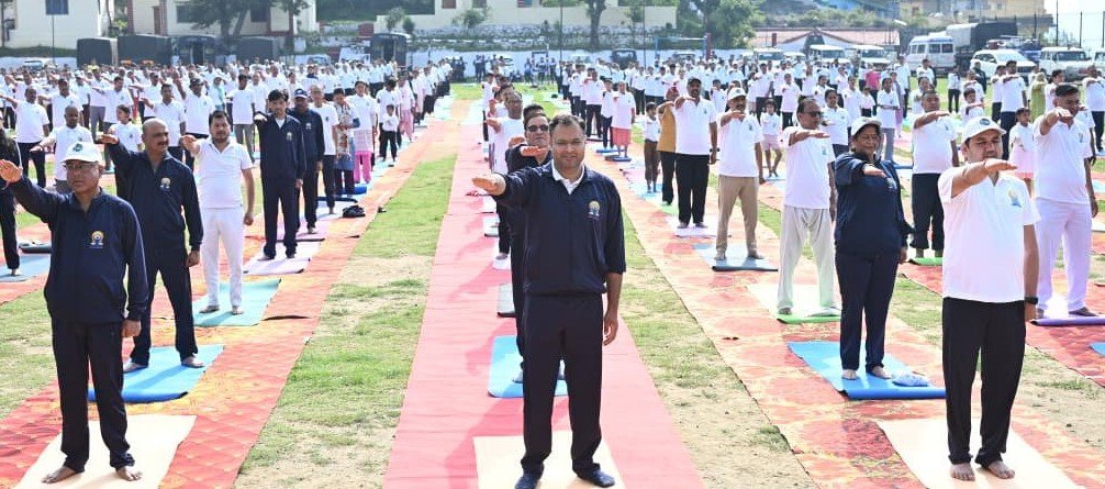 बदरीनाथ से गौचर तक योग दिवस की धूम, गोपेश्वर में लोगों ने किया सामूहिक योगाभ्यास