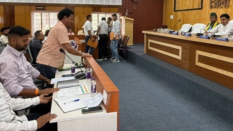 जिला पंचायत सदन में गूंजा निहंग विवाद, जांच स्थानांतरण पर उठे सवाल
