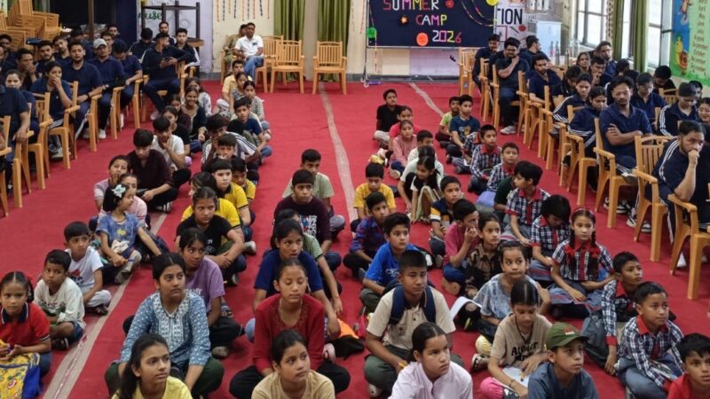 सुंदर लिखावट से बढ़ेगा आत्मविश्वास, समर कैंप में जुटे छात्र