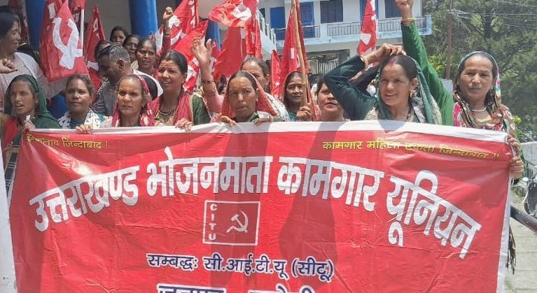 मांगों को लेकर गोपेश्वर में गरजी भोजनमाताएं