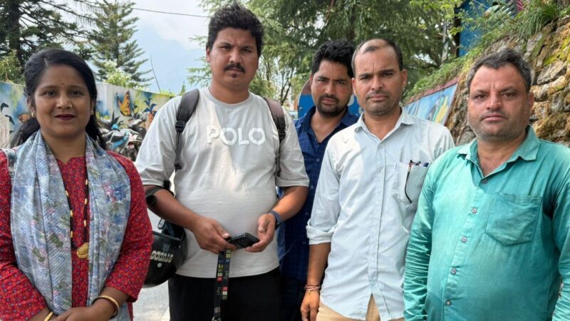 एक साल से मानदेय नहीं मिलने पर बीएफटी कर्मियों ने डीएम से लगाई गुहार