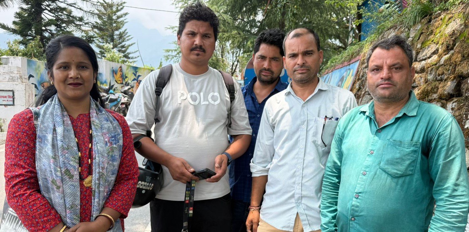 एक साल से मानदेय नहीं मिलने पर बीएफटी कर्मियों ने डीएम से लगाई गुहार