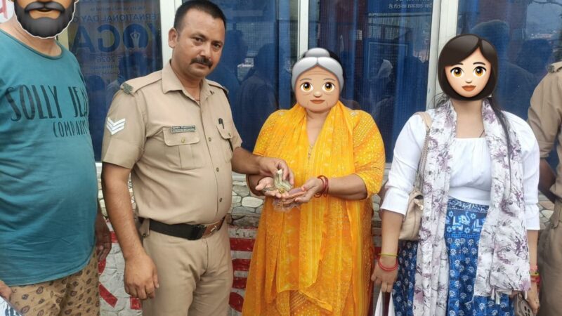 रामझूला घूमने आई पर्यटक महिला का गुम हुआ डेढ़ लाख का सामान पुलिस की तत्परता से हुआ बरामद