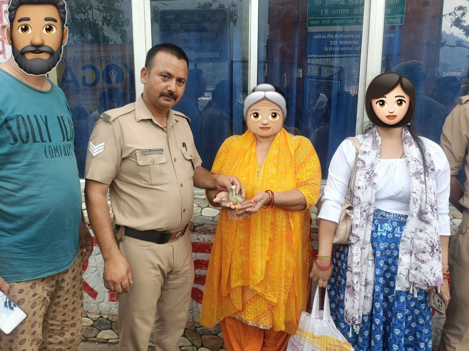 रामझूला घूमने आई पर्यटक महिला का गुम हुआ डेढ़ लाख का सामान पुलिस की तत्परता से हुआ बरामद