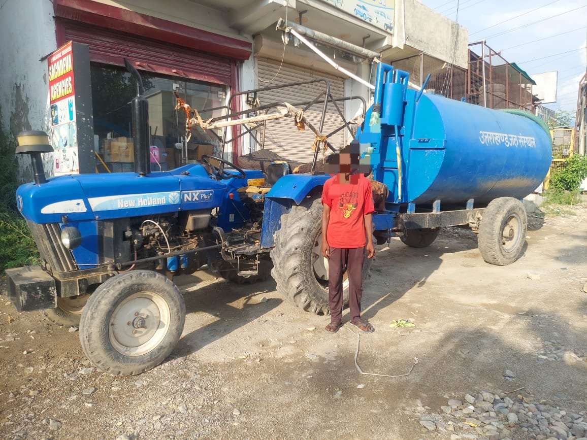 “उत्तराखंड जल संस्थान” लिखे सीवर टैंकर को पुलिस ने किया जब्त, चालक हिरासत में लिया
