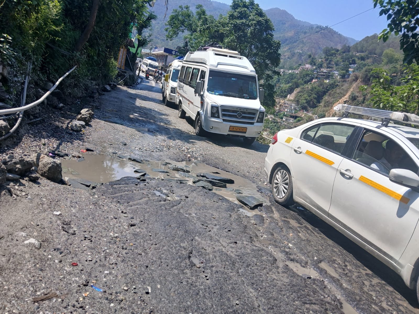 कर्णप्रयाग में आधा अधूरा स्कवर कार्य बना परेशानी का सबब, जाम से यात्री हलकान