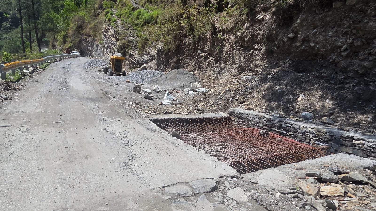 तीन साल बाद भी अधूरा बिरही-निजमुला मार्ग, बारिश में बढ़ा खतरा