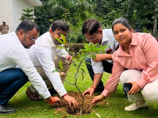 विश्व पर्यावरण दिवस पर संयुक्त मजिस्ट्रेट दीपक रामचन्द्र शेट सहित राजस्व अधिकारियों ने किया पौधारोपण