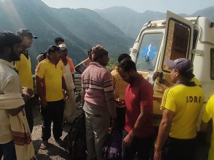 उत्तराखंड : कौडियाला के पास पलटी लोकल बस, आठ यात्री घायल