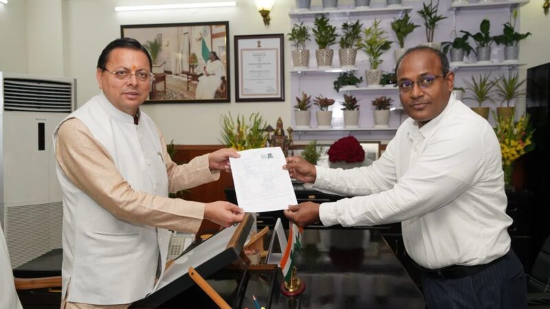 उत्तराखण्ड में विशेष गहन पुनरीक्षण SIR कार्यक्रम के तहत सीएम धामी को मुख्य निर्वाचन अधिकारी ने सौंपा गणना फॉर्म