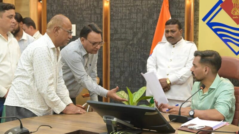 समाधान दिवस में डीएम ने सुनीं 194 जन शिकायतें, समयबद्ध निस्तारण के सख्त निर्देश
