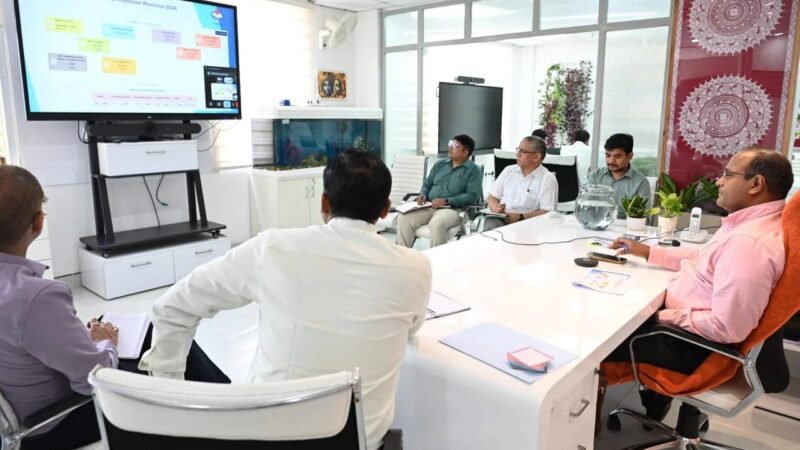 मुख्य निर्वाचन अधिकारी ने की SIR अभियान की समीक्षा, तीन दिन में 19 लाख से अधिक फार्म वितरित