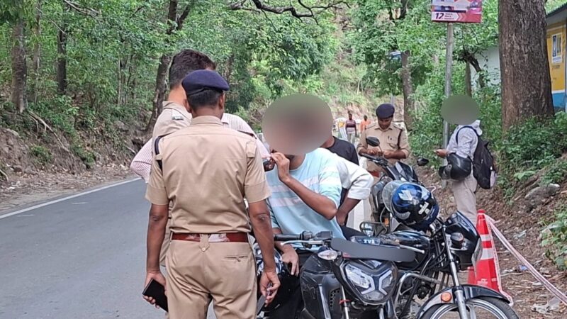 पौड़ी गढ़वाल : यातायात नियम तोड़ने वालों पर पुलिस का शिकंजा, शराब पीकर वाहन चलाने पर एक वाहन सीज, रैश ड्राइविंग और ओवरस्पीडिंग पर भी सख्त कार्रवाई, 116 वाहन चालकों के चालान