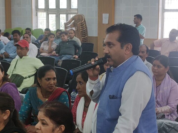 एकेश्वर बीडीसी बैठक में जिला स्तरीय अधिकारियों की गैरमौजूदगी पर भड़के कवींद्र इष्टवाल, जनप्रतिनिधियों ने भी जताई नाराजगी