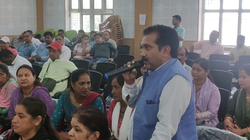 एकेश्वर बीडीसी बैठक में जिला स्तरीय अधिकारियों की गैरमौजूदगी पर भड़के कवींद्र इष्टवाल, जनप्रतिनिधियों ने भी जताई नाराजगी