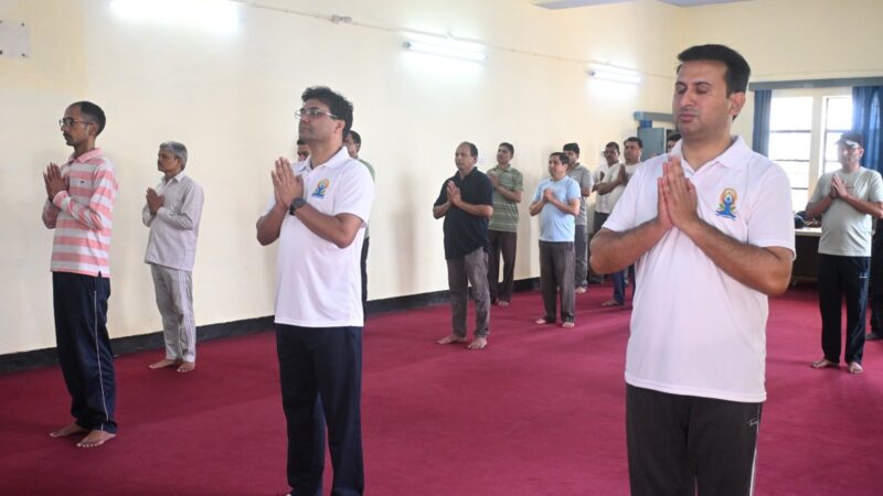 योग शिविर के साथ चला स्वच्छता अभियान, न्यायालय परिसर से दिया स्वस्थ जीवन का संदेश