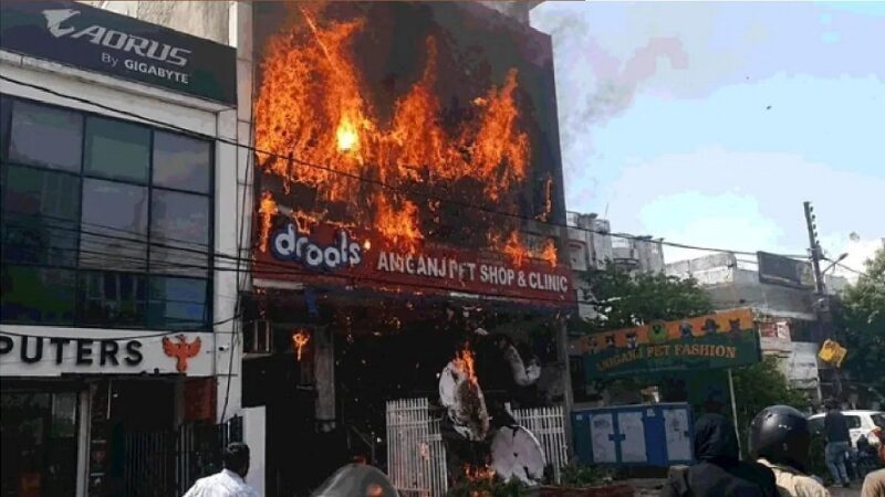 काल बनी भीषण आग : अलीगंज कोचिंग सेंटर में 15 छात्र-छात्राओं की जलकर मौत, मुख्यमंत्री और रक्षामंत्री पहुंचे मौके पर, SIT गठित