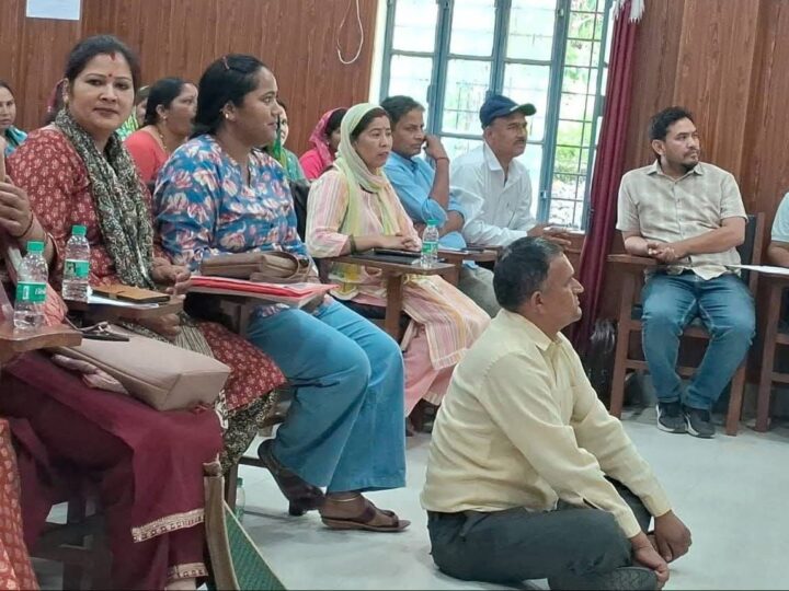 20 साल से अधूरी सड़क पर फूटा गुस्सा, बीडीसी बैठक में धरने पर बैठे बेमरु प्रधान