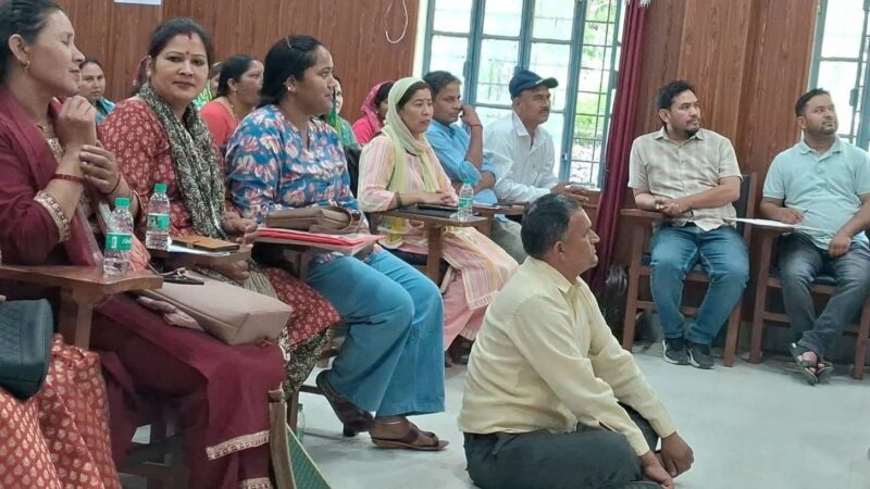 20 साल से अधूरी सड़क पर फूटा गुस्सा, बीडीसी बैठक में धरने पर बैठे बेमरु प्रधान
