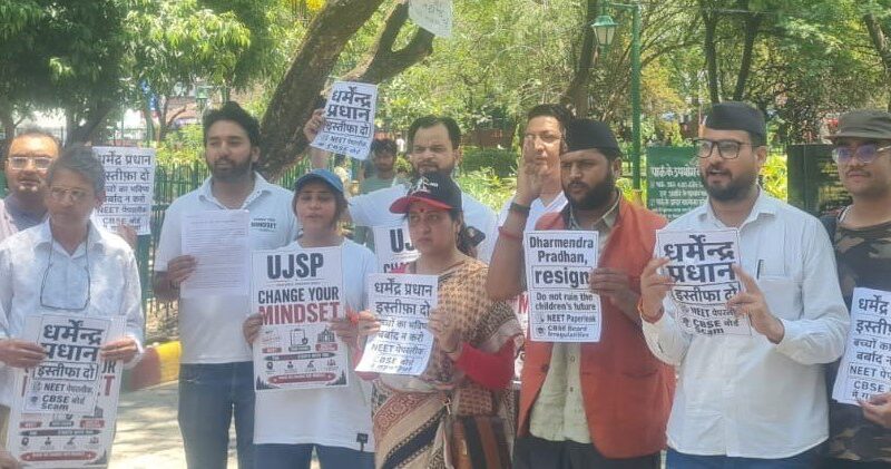 शिक्षा मंत्री के इस्तीफे की मांग को लेकर देहरादून में प्रदर्शन