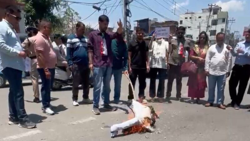 नीट पेपर लीक और सीबीएसई मूल्यांकन विवाद पर उक्रांद का प्रदर्शन, शिक्षा मंत्री का पुतला फूंका