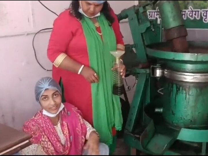 कालसी की महिलाओं ने लिखी आत्मनिर्भरता की नई कहानी, सरसों तेल यूनिट बनी ग्रामीण उद्यमिता का मॉडल, हिलान्स ब्रांड का सरसों तेल बाजार में बना भरोसेमंद नाम
