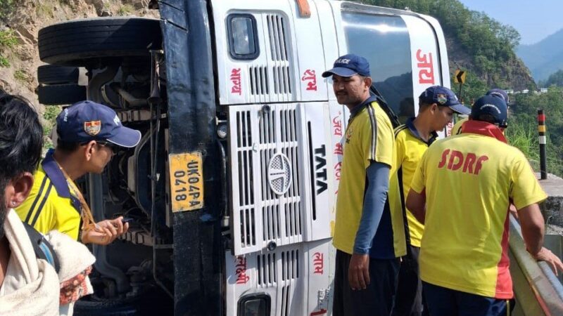 तोताघाटी के पास चारधाम यात्रा बस पलटी, SDRF ने सभी यात्रियों को सुरक्षित निकाला