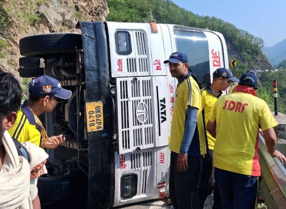 तोताघाटी के पास चारधाम यात्रा बस पलटी, SDRF ने सभी यात्रियों को सुरक्षित निकाला