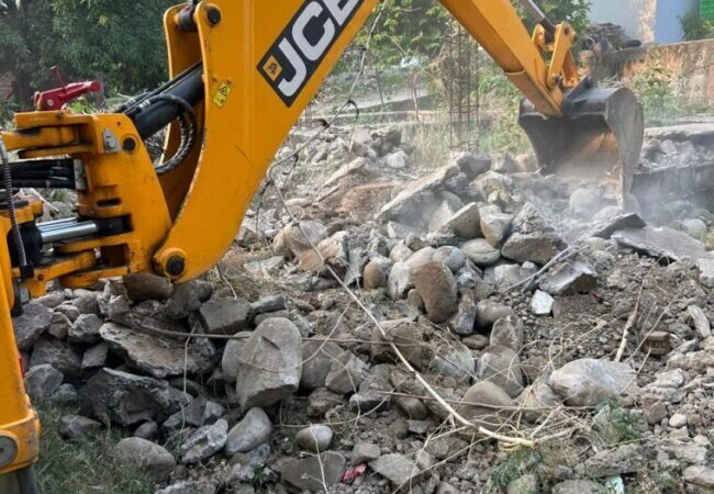 अवैध कब्जों के खिलाफ़ फिर चला प्रशासन का बुलडोजर, लालपानी में सरकारी भूमि हुई अतिक्रमणमुक्त, एसडीएम संदीप कुमार ने कहा – सरकारी भूमि पर किसी भी प्रकार का अवैध कब्जा नहीं किया जाएगा बर्दाश्त 