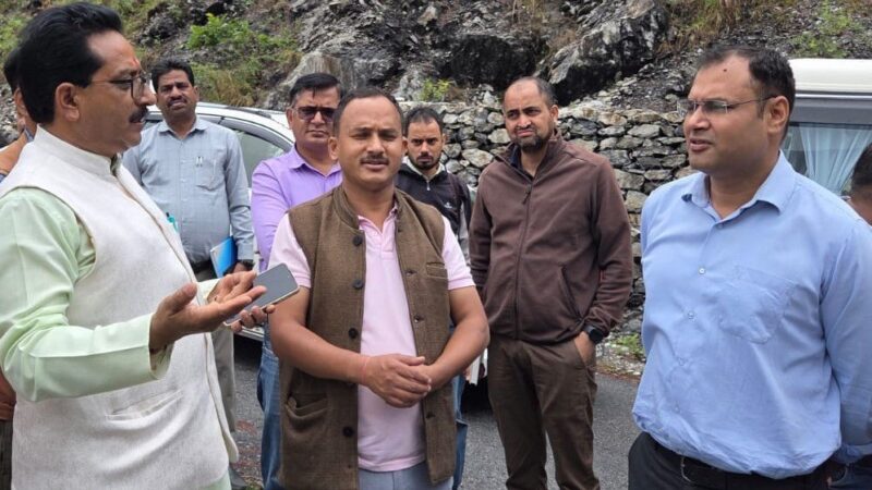 निजमुला घाटी पहुंचे डीएम गौरव कुमार, काली चट्टान के स्थायी समाधान और झींझी पुल निर्माण में तेजी के निर्देश