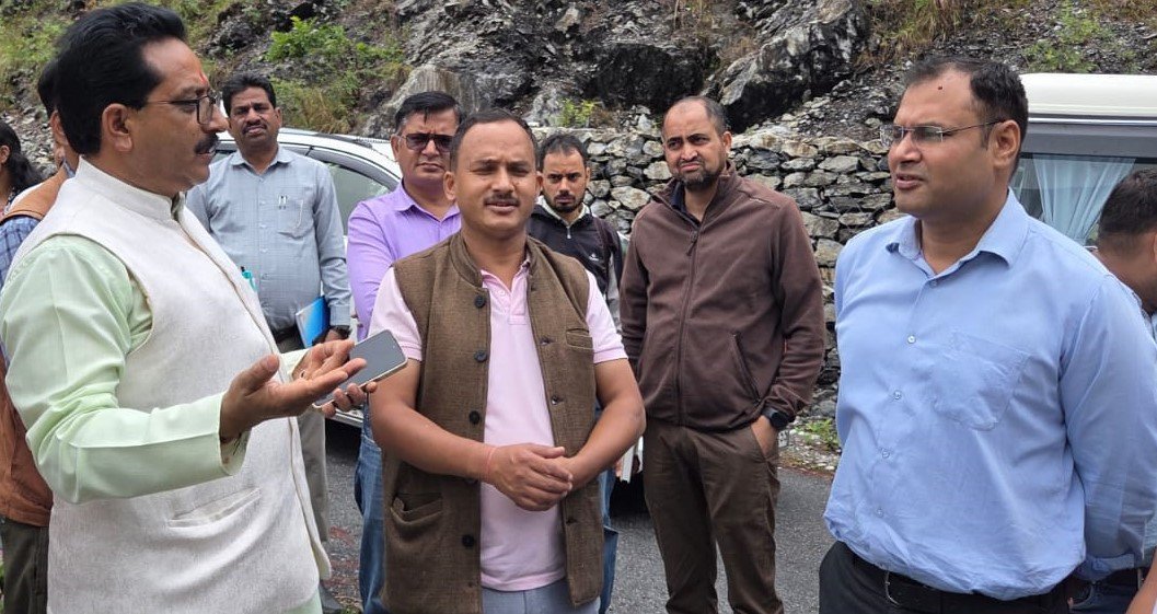 निजमुला घाटी पहुंचे डीएम गौरव कुमार, काली चट्टान के स्थायी समाधान और झींझी पुल निर्माण में तेजी के निर्देश