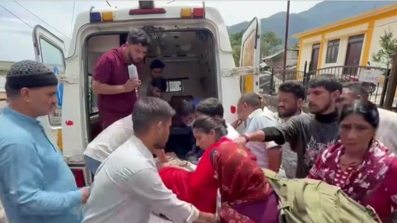 खाई में गिरकर गंभीर घायल हुई महिला, एयर एम्बुलेंस में देरी पर उठे सवाल