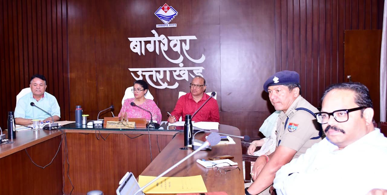 दूरसंचार सेवाओं के सुधार को लेकर डीएम अपूर्वा पाण्डे सख्त, बीएसएनएल व निजी कंपनियों को दिए निर्देश